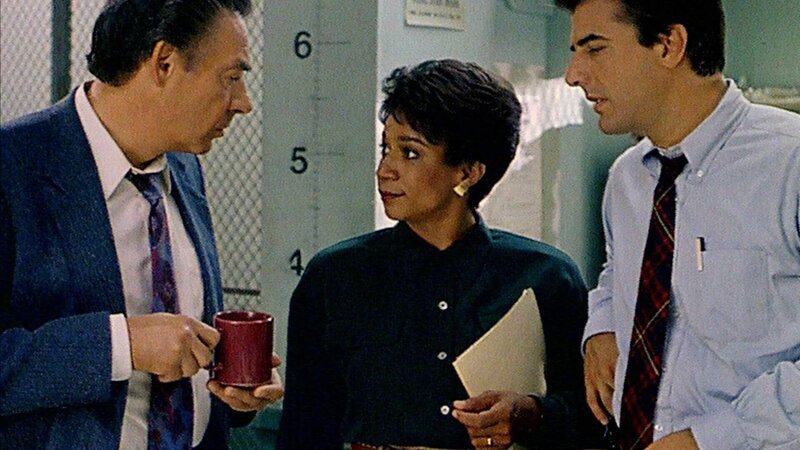 Detective Lennie Briscoe (Jerry Orbach, li.), Lt. Anita Van Buren (S. Epatha Merkerson) und Detective Mike Logan (Christopher Noth) besprechen den Entführungsfall Jason Bregman. – Bild: TVNOW