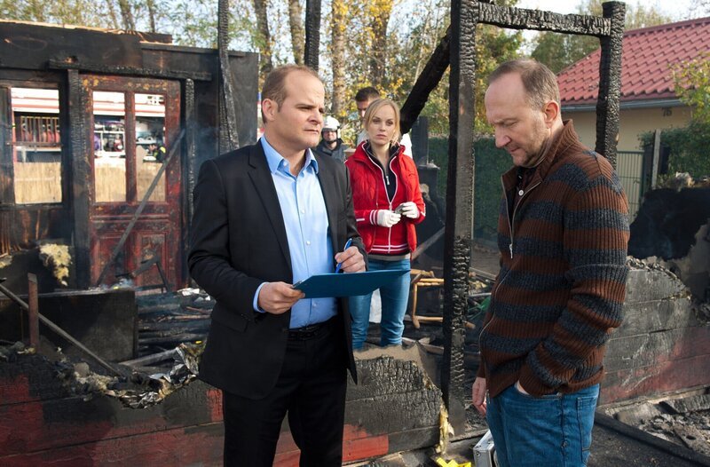 Feuer in der Schrebergartenkolonie: Der Schuppen von Werner Bauer (Alexander Hauff, r.) ist abgebrannt. Johannes Sonntag (Matthias Klimsa, l.) und Julia Klug (Friederike Kempter, M.) nehmen die Ermittlungen auf. – Bild: NDR/​ARD/​Claudius Pflug