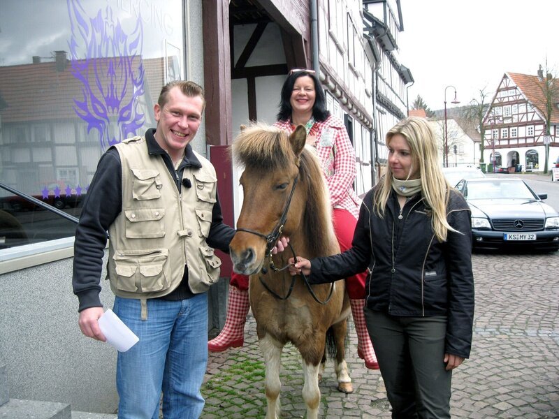 Jahrelang hat Bettina ausgefallene Dekoration gesammelt, doch jetzt müssen die Fundstücke neuen Plänen weichen. Trödelprofi Otto Schulte (ganz links) stellt sich einer bunten Herausforderung und findet dabei sogar zwei ganz besondere Schätze. – Bild: RTL II