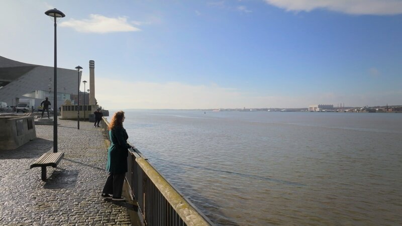 Lauren Shacklady blickt über den Fluss Mersey in Liverpool, Großbritannien (National Geographic for Disney) – Bild: National Geographic for Disney /​ Disney