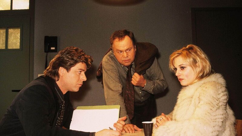 Die Kommissare Peter Wolniak (Uwe Fellensiek, li.) und Stefan Kehler (Wolfgang Bathke) vernehmen die zwielichtige Anita (Eva Haßmann). Hat die Prostituierte ihren Zuhälter umgebracht? – Bild: MG RTL D