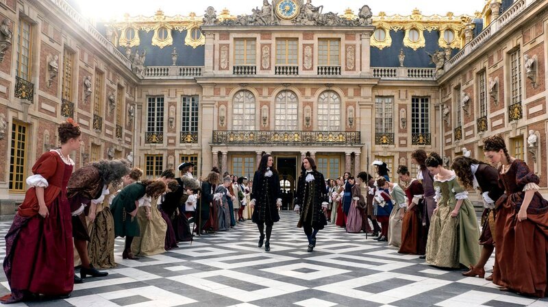 Alexander Vlahos (Monsieur/​Philippe d’Orléans), George Blagden (Louis XIV). – Bild: WDR/​Tibo et Anouchka