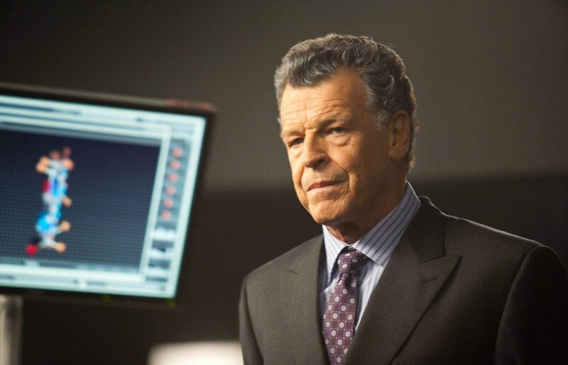 John Noble als Dr. Walter Bishop – Bild: PLURIMEDIA (Warner Bros)