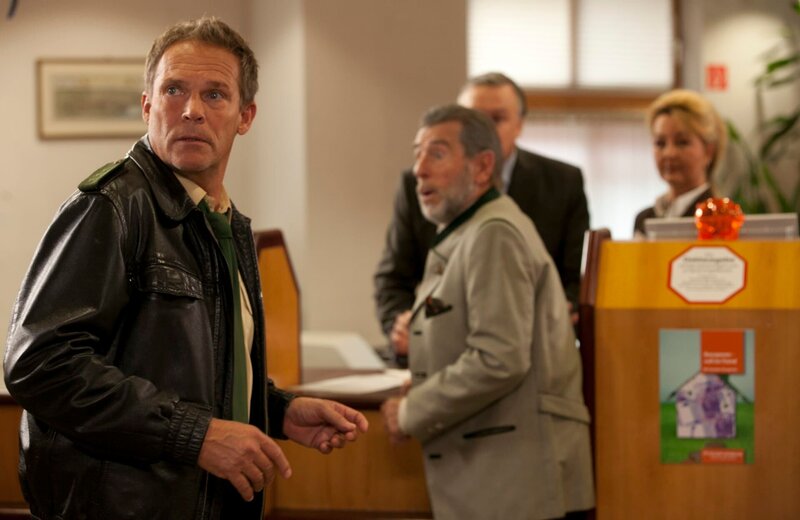 Eigentlich wollte Hubert (Christian Tramitz, l.) nur Wechselgeld holen. – Bild: TMG /​ Chris Hirschhäuser