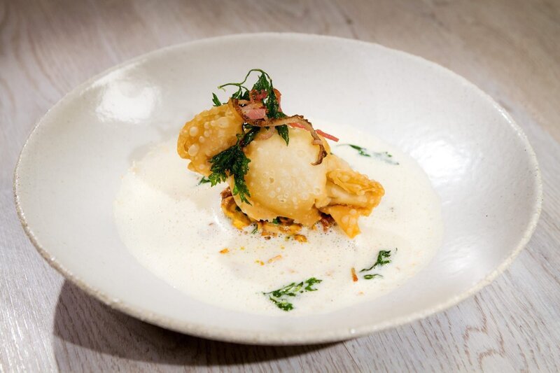 „Legierte Eierschwammerlsuppe“ von Lisl Wagner-Bacher. – Bild: ORF/​Interspot Film