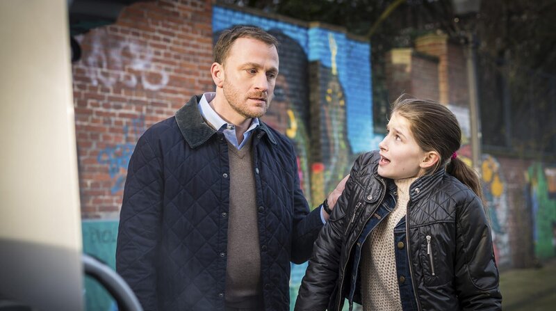 Buchvertreter Petersen (Florian Reiners, links) glaubt, dass Mia (Marleen Quentin) mehr über die Rauchbombe weiß, als sie zugibt. – Bild: NDR/​Boris Laewen