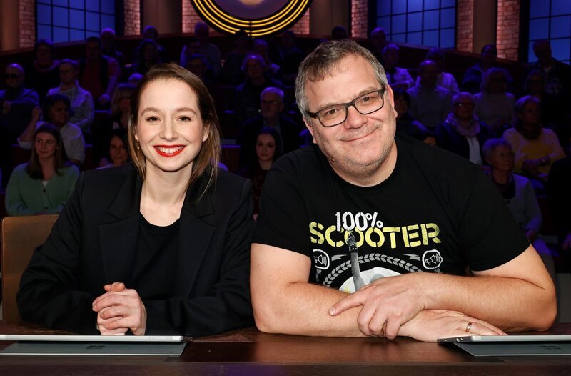 Rateteam-Kapitän Elton (r.) mit Sängerin, Musicaldarstellerin und Schauspielerin Senta-Sofia Delliponti – ‚Senta‘ (l.). – Bild: ARD/​Morris Mac Matzen
