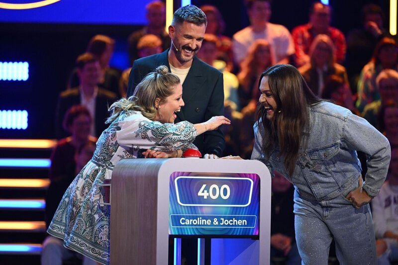 (v.l.n.r.) Caroline Frier; Jochen Schropp; Riccardo Simonetti – Bild: Joyn /​ Willi Weber