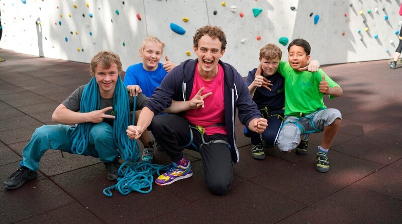Checker Julian trifft Vincent, Seraphin, Toni und Juan: Die vier Freunde vertrauen sich beim Klettern gegenseitig ihr Leben an – und haben viel Spaß! Weiteres Bildmaterial finden Sie unter www.br-foto.de. – Bild: BR/​megaherz gmbh/​Gregor Simbruner