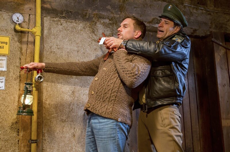 Staller (Helmfried von Lüttichau, r.) versucht Georg Meißner (Sebastian Bezzel, l.) zu überwältigen. Dabei öffnet sich das Ventil der Biogasanlage … – Bild: ARD/​TMG/​Chris Hirschhäuser