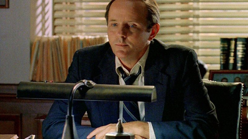 Staatsanwalt Ben Stone (Michael Moriarty) versucht Richter Thayer wegen Erpressung zu verurteilen. – Bild: TVNOW