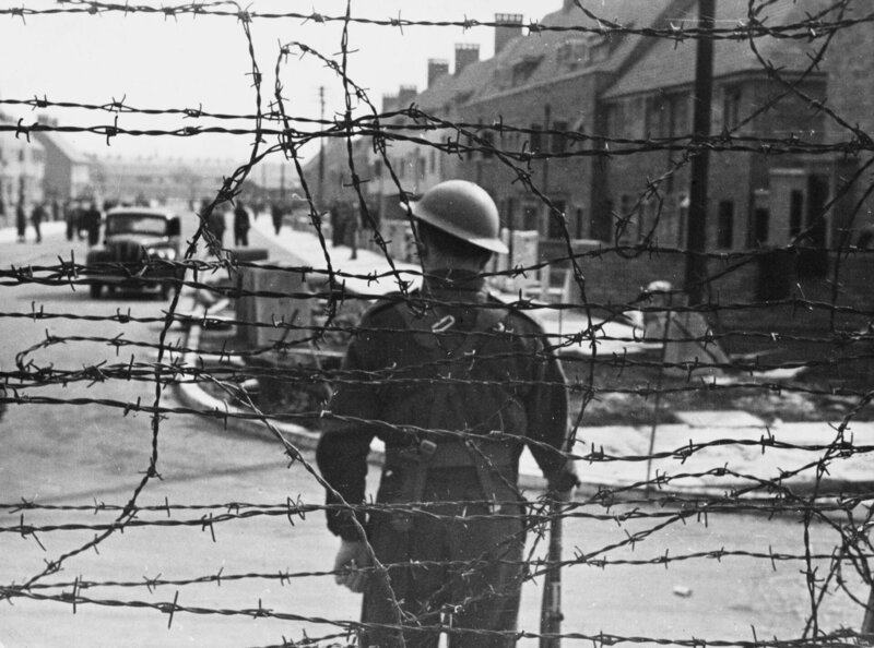 Ein bewaffneter Wachmann in einem Internierungslager – Bild: phoenix/Alamy Stock Photo Ein bewaffneter Wachmann in einem Internierungslager – Bild: phoenix/Alamy Stock Photo