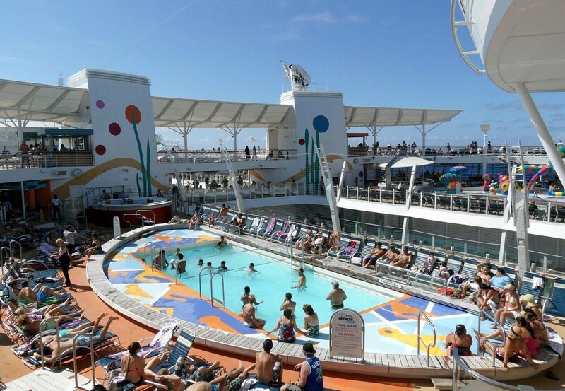 Poolbereich auf dem Deck. – Bild: SR/​Julia Leiendecker