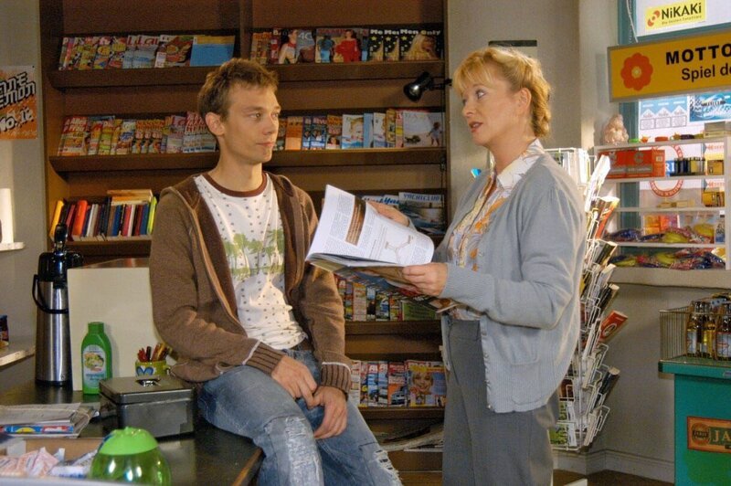 Helga (Ulrike Mai, r.) erzählt Jürgen (Oliver Bokern, l.) begeistert von ihrer geplanten Zukunft als Unternehmerin. – Bild: SAT.1 /​ Noreen Flynn