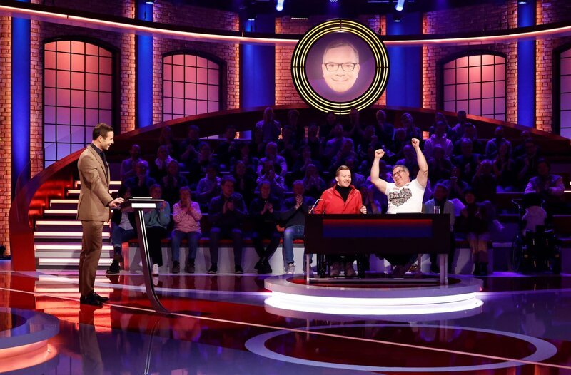 Moderator Kai Pflaume (l.) mit Rateteam-Kapitän Elton (r.) und dem Schauspieler Samuel Koch (M.). – Bild: ARD/​Morris Mac Matzen