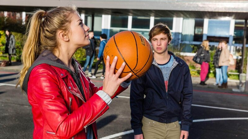 Ole (Matti Schmidt-Schaller) und Emma (Zsa Zsa Inci Bürkle) spielen in der Pause Basketball. Ole findet Emma toll. – Bild: TVNOW /​ Frank Dicks /​ Sony Pictures FFP