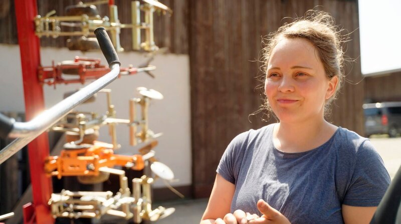 Lucia Birkmeir, Vertreterin der Jungen AbL in Bayern, engagiert sich ganz besonders für Junglandwirte. Weiteres Bildmaterial finden Sie unter www.br-foto.de. – Bild: BR/​Christian Merkel/​Susanne Roser