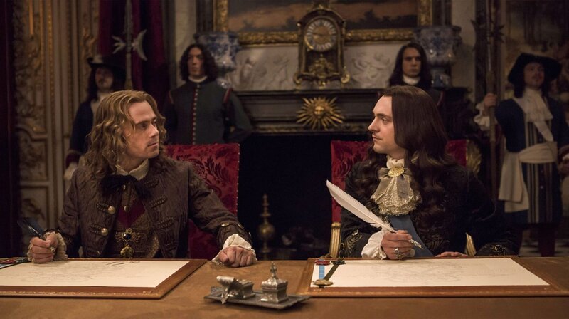 Chevalier (Evan Williams), Philippe (Alexander Vlahos) – Bild: WDR/​Tibo et Anouchka/​Capa Drama/​Banijay Studios France/​Entre Chien et Loup /​Canal+