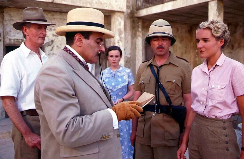 L-R: Hastings (Hugh Fraser), Hercules Poirot (David Suchet), Amy Leatheran (Georgina Sowerby), Superintendent Maitland (Iain Mitchell), Sheila Maitland (Pandora Clifford). – Bild: port.hu