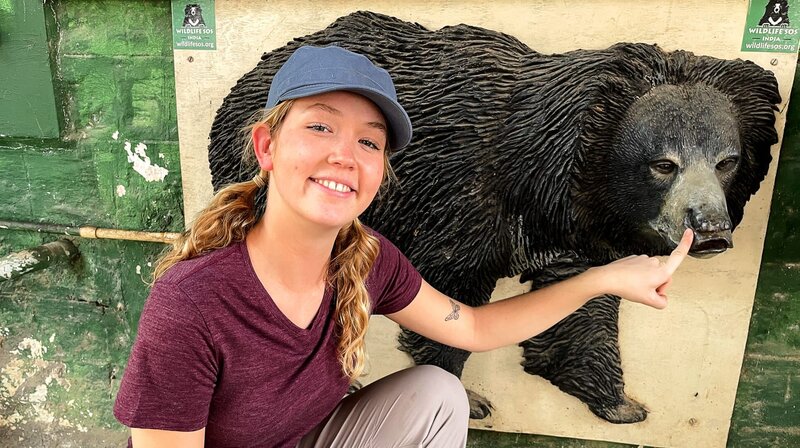 Nina besucht in Indien eine Rettungsstation für Lippenbären. Mit ihrer langen Schnauze saugen sie Termiten ein. – Bild: BR/​Text und Bild Medienproduktion GmbH & Co. KG/​Marcella Müller