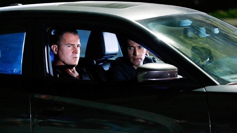 Nick Stokes (George Eads, l.) und Greg Sanders (Eric Szmanda) haben sich an die Fersen der Entführer geheftet und hoffen, D.B.’s Tochter Maya befreien zu können. – Bild: MG RTL D