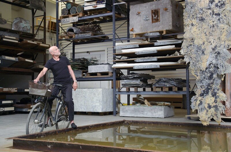 Anselm Kiefer führt mit dem Fahrrad durch sein Atelier in Croissy bei Paris. – Bild: Road Movies/​Wim Wenders