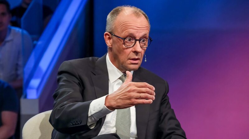 Zu Gast bei Sandra Maischberger: Friedrich Merz (CDU, Bundeskanzler und Parteivorsitzender). – Bild: WDR /​ Oliver Ziebe