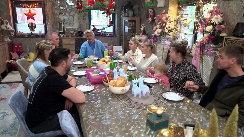 Familie Wollny beim gemeinsamen Frühstück – Bild: RTLZWEI