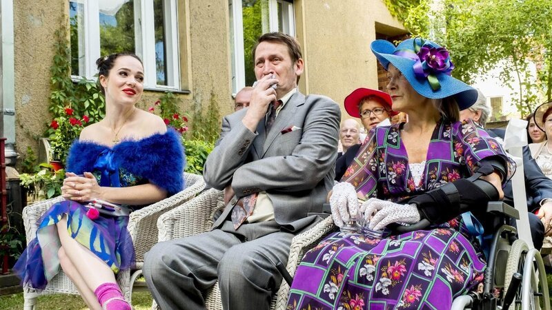 Magda (Verena Altenberger, l.), Tobis Kumpel Raimund (Ingo Naujoks) und Waltraud (Hedi Kriegeskotte) lauschen der Hochzeitszeremonie. – Bild: RTL /​ Gordon Muehle