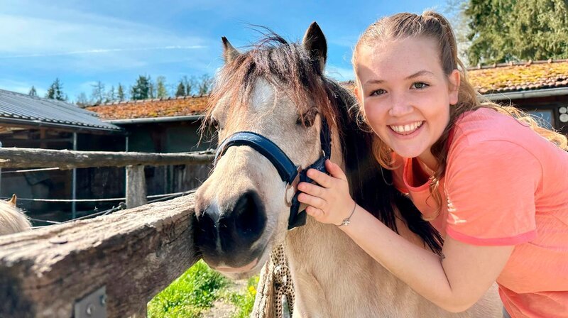 Die kleine Georgie ist ein Welsh A Pony. Die kleinste Art der Welsh Ponys wird auch Welsh Mountain Ponys genannt. – Bild: BR/​Text und Bild Medienproduktion GmbH & Co. KG/​Katharina Brackmann