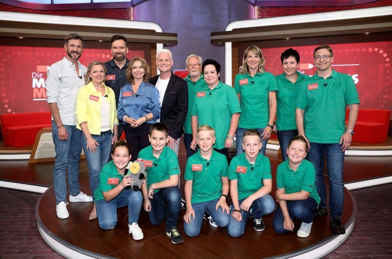 In jeder Sendung tritt ein Team von vier Prominenten gegen acht Kandidaten aus dem Südwesten an – vier Kinder und vier Erwachsene. Und wieder dreht sich alles um die Frage: Wer malt und rät am besten? Hinten (v. li.) Jochen Schropp, Natalie Lump, Ingo Mommsen, Tina Ruland, Guido Cantz, Wolfgang Hegele, Tanja Wiest, Elena Risel, Carmen Hinderberger, Markus Wamsler; vorne (v. li.) Liz Dangelmaier, Johannes Marco Sattler, Niklas Ocker, Erik Heinrich, Sophia Kottmann. – Bild: SWR/​Bavaria/​Frank Hempel