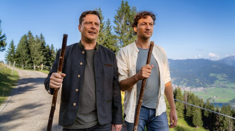 Die Leitner-Brüder: Georg (Thomas Unger, re.) und Florian (Florian Panzner, li.) sind ein gutes Team. – Bild: ARD Degeto/​Arvid Uhlig