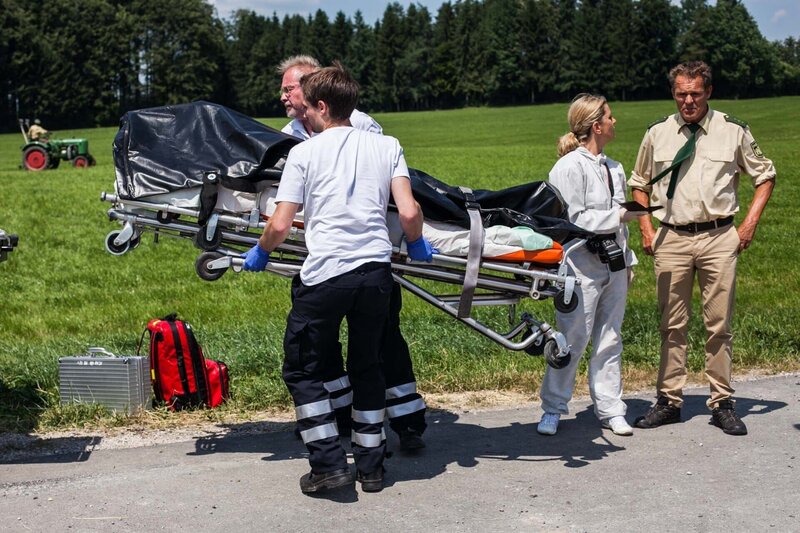 Dr. Anja Licht (Karin Thaler), Franz Hubert (Christian Tramitz, r.) – Bild: LEONINE Studios /​ Chris Hirschhäuser