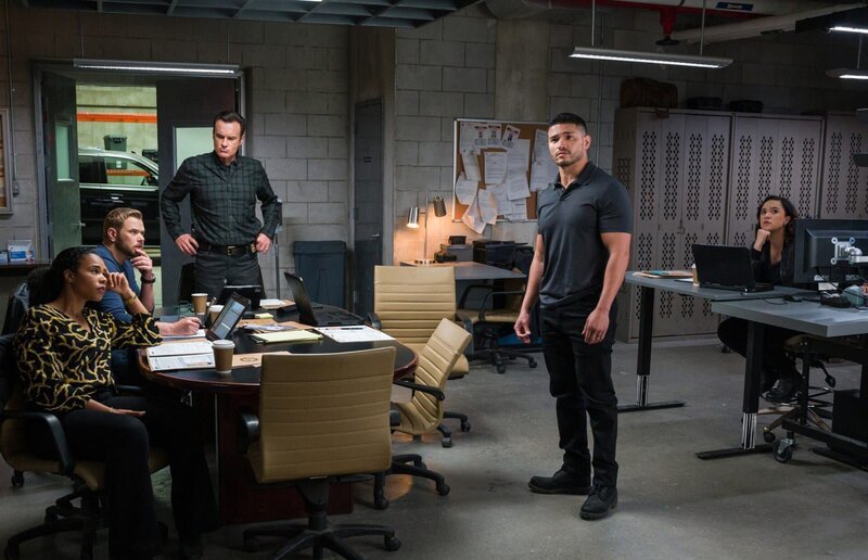 (v.l.n.r.) Sheryll Barnes (Roxy Sternberg); Kenny Crosby (Kellan Lutz); Jess LaCroix (Julian McMahon); Ivan Ortiz (Miguel Gomez); Hana Gibson (Keisha Castle-Hughes). – Bild: CBS Broadcasting Inc.