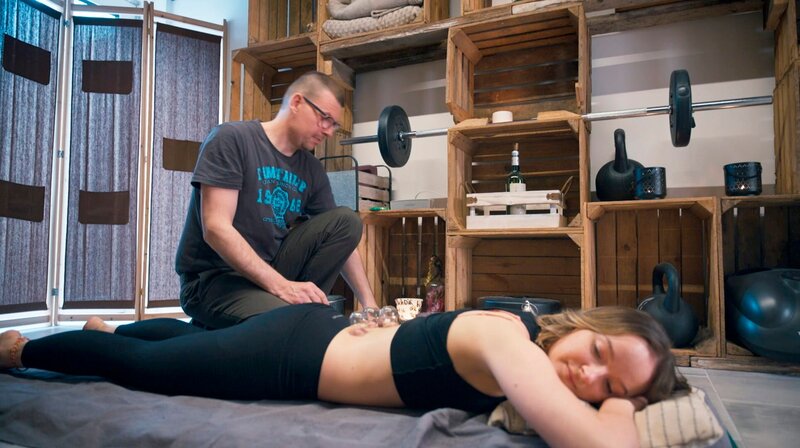 Versucht alles gegen ihre Axiale Spondyloarthritis: Aleksandra S. und ihr Mann Jan haben einen Kurs im Schröpfen absolviert, das lindert zumindest kurzzeitig die akuten Rückenschmerzen. – Bild: NDR/​Moritz Schwarz