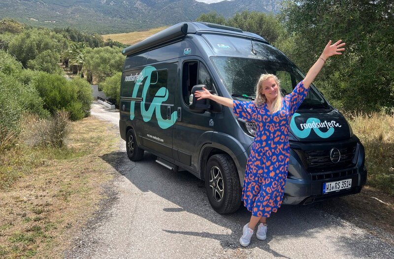 Maike Tschorn mit Camper in Andalusien. – Bild: HR/​Tanja Höschele