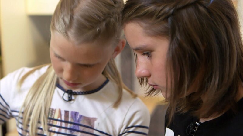 Meri (li.) kocht eine finnische Fischsuppe. – Bild: SWR/​Nordisch Filmproduction