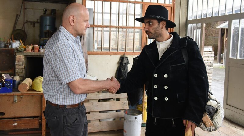 Der Wandergeselle Cem (Sohel Altan Gol, re.) heuert in der Schreinerei von Volker Abeler (Oliver Stokowski, Mitte) an. – Bild: ARD Degeto Film/Constantin Television/Lemonpie Film/Petro Domenigg Der Wandergeselle Cem (Sohel Altan Gol, re.) heuert in der Schreinerei von Volker Abeler (Oliver Stokowski, Mitte) an. – Bild: ARD Degeto Film/Constantin Television/Lemonpie Film/Petro Domenigg
