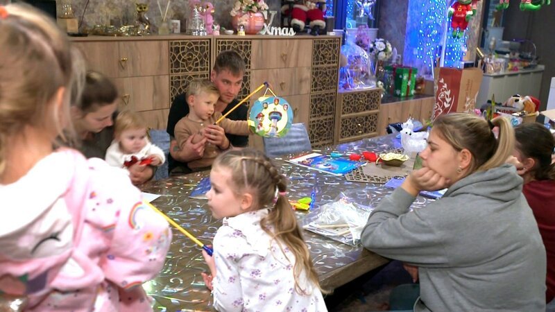 Im Esszimmer der Großfamilie Wollny werden Laternen für den Sankt Martins-Tag gebastelt. – Bild: RTLZWEI