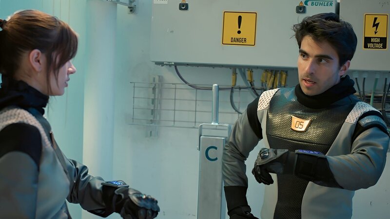 Joy (Ofirr Peretz) und Eytan (Yehuda Buhbut) stecken in einem unüberwindbaren Konflikt. – Bild: NDR/​ Sklan&Ka