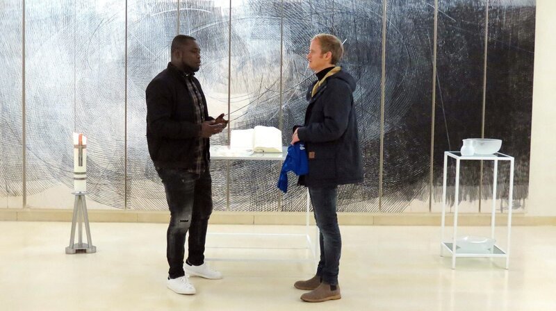 Pierre M. Krause und Gerald Asamoah besuchen die Arenakapelle auf Schalke. – Bild: SWR/​Encanto