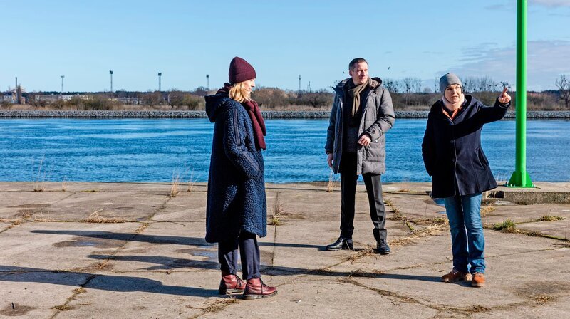 Karin Lossow (Katrin Sass) zeigt Kommissar Rainer Witt (Till Firit) und Ex-Kollegin Ellen Norgaard (Rikke Lylloff) den Parkplatz in Polen. – Bild: NDR/​ARD Degeto/​Maor Waisburd