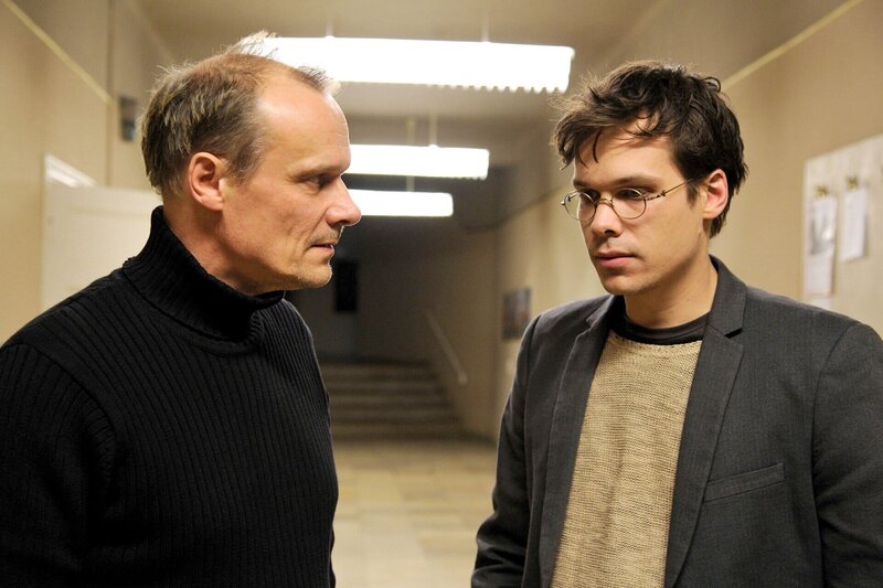 Uwe Braun (Edgar Selge, links) sucht das Gespräch mit seinem Sohn Michael (Jakob Walser). – Bild: rbb/​Hardy Spitz