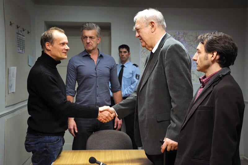 Die Kommissare (Dominic Raacke, 2. von links, Boris Aljinovic, rechts) konfrontieren den Entführer Braun (Edgar Selge, links) mit seinem ehemaligen Anwalt Belling (Ulrich Voß). – Bild: ARD Degeto/​rbb/​Hardy Spitz