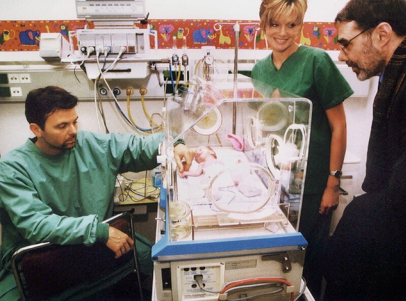 Noch bevor Dr. Thomas Straub (Gunther Schoss, rechts) zu einem Vorstellungsgespräch kam, leistete er unverhofft seinen ersten Einsatz in der Sachsenklinik. Schwester Yvonne (Maren Gilzer, Mitte) heist ihn schon einmal willkommen. Nur beim Vater des Frühgeborenen (Zsolt Bacs) will noch nicht recht Freude aufkommen. Wird sein Kind es schaffen? – Bild: MDR/​Laue