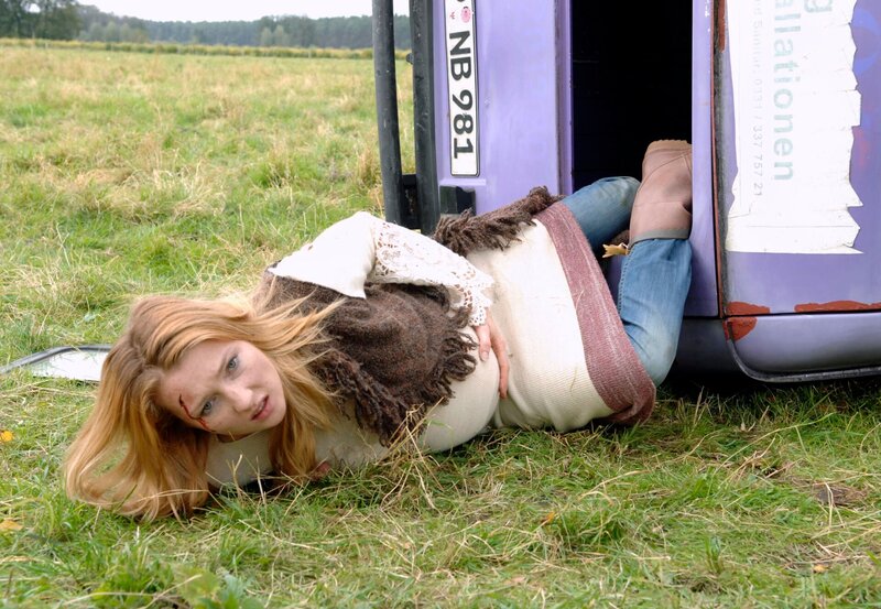 Die hochschwangere Karola baut einen Autounfall. Verzweifelt versucht sie, aus dem Unfallwagen zu kriechen. – Bild: MDR/​Claudius Pflug