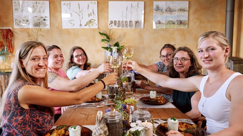 Die Landfrauen stoßen auf die Hauptspeise an: (v.l.n.r.) Dorothea John, Monja Oechsle, Veronika Ams, Angelika Schimpfle, Andrea Göhring, Barbara Schmitt. – Bild: SWR/​Philipp Thurmaier