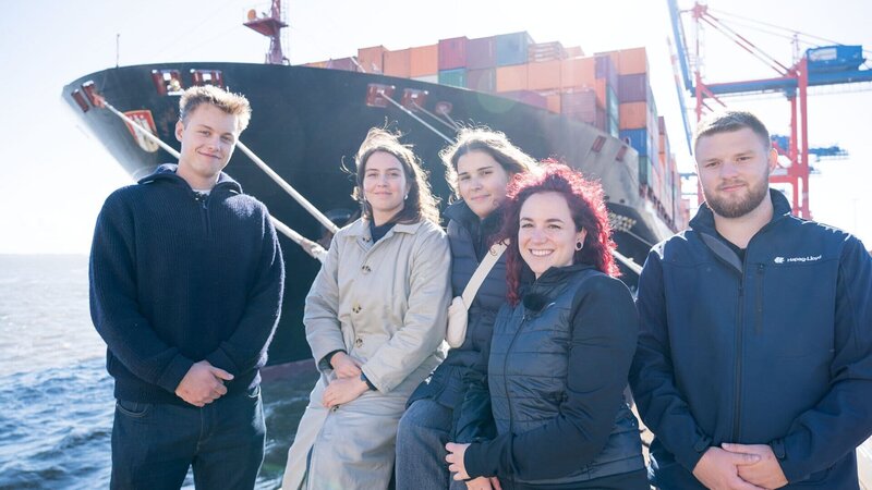 Das Team von ‚On Deck‘, die nautischen Offiziersauszubildenden, auf dem Frachtschiff von links: Ansgar Stark, Gweny Backs, Sofia Spirgatis, Selina Schwarz und Jamie von Bresinski. – Bild: ZDF