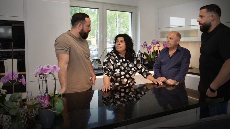 Von links: Engin, Vasfiye, Sait und Serkan Kaya – Familie Kaya im Gespräch in der Küche. – Bild: ZDF