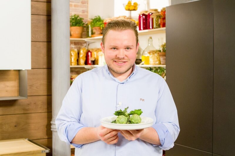 Richard Rauch kocht „Spinat-Brennnessel-Knödel mit brauner Butter und Parmesan“. – Bild: ORF/​Interspot Film